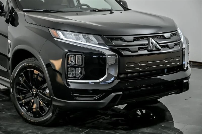 2025 Mitsubishi Outlander - Image 2 of 20