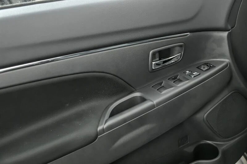 2025 Mitsubishi Outlander - Image 9 of 20