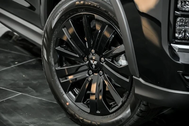 2025 Mitsubishi Outlander - Image 3 of 20