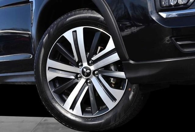2025 Mitsubishi Outlander - Image 2 of 20