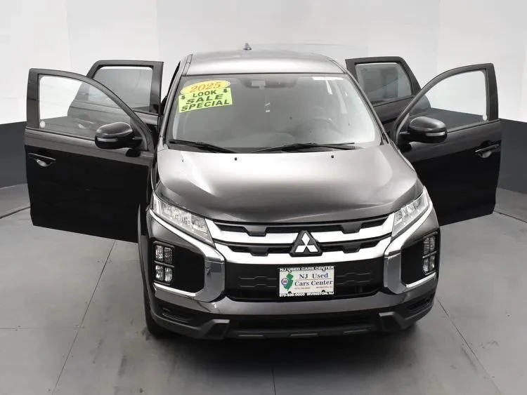 2025 Mitsubishi Outlander - Image 10 of 12