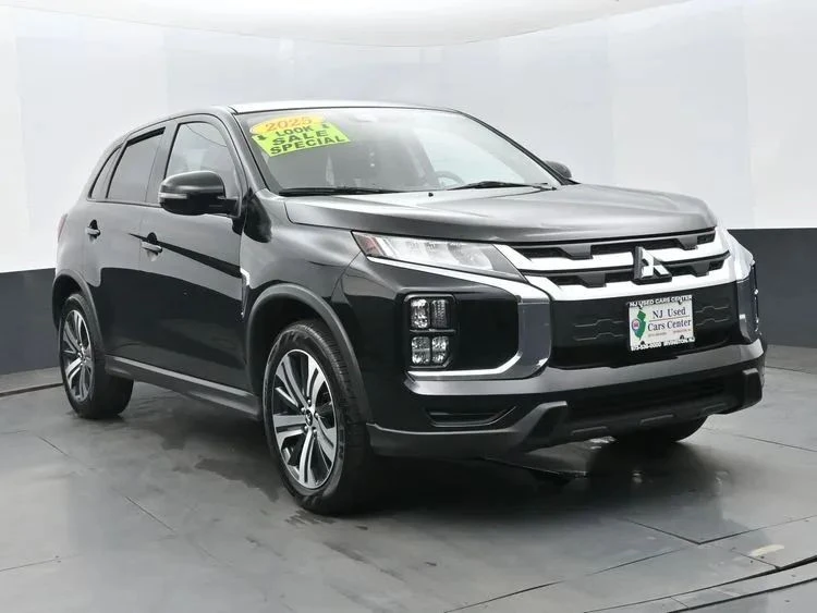 2025 Mitsubishi Outlander - Image 2 of 12