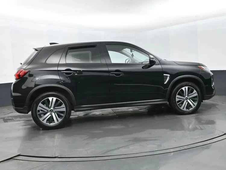2025 Mitsubishi Outlander - Image 4 of 12