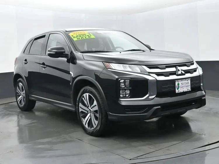 2025 Mitsubishi Outlander - Image 2 of 12