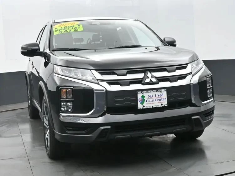 2025 Mitsubishi Outlander - Image 3 of 12
