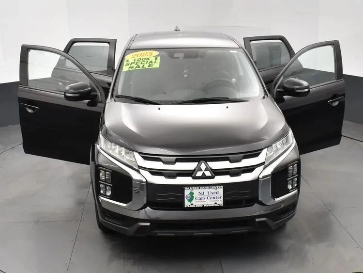 2025 Mitsubishi Outlander - Image 10 of 12