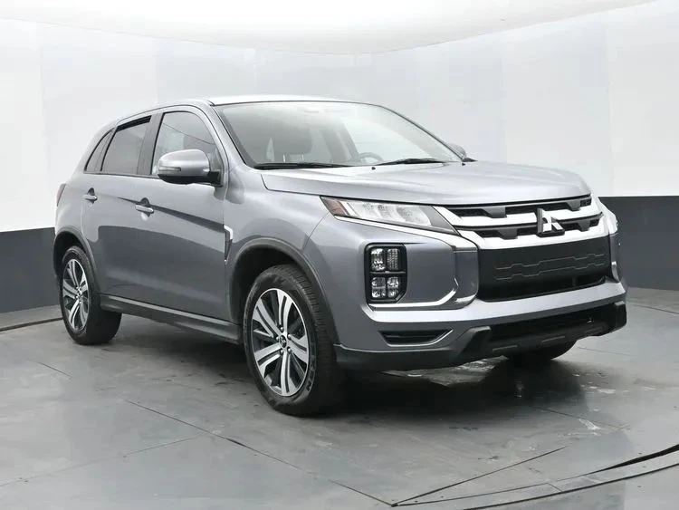 2025 Mitsubishi Outlander - Image 2 of 12
