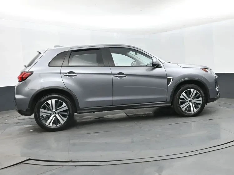 2025 Mitsubishi Outlander - Image 4 of 12