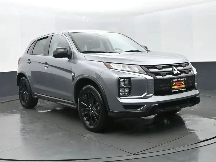2025 Mitsubishi Outlander - Image 2 of 12