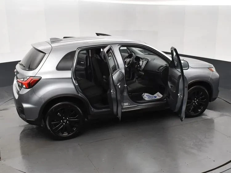 2025 Mitsubishi Outlander - Image 6 of 12