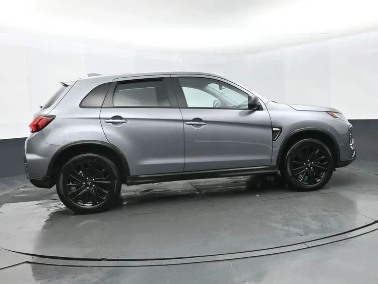 2025 Mitsubishi Outlander - Image 4 of 12