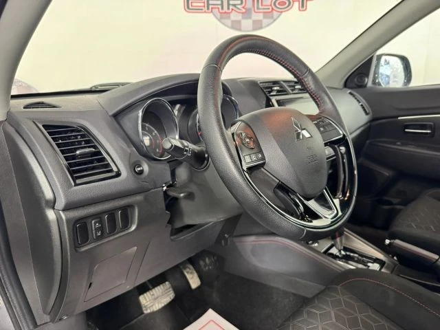 2025 Mitsubishi Outlander - Image 10 of 12