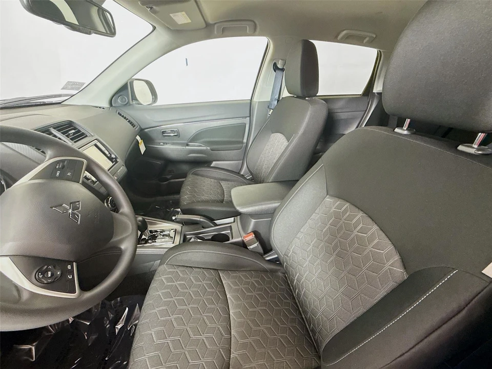 2025 Mitsubishi Outlander - Image 19 of 21