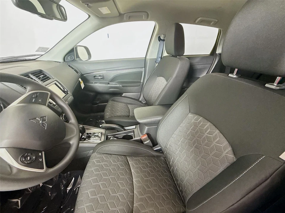 2025 Mitsubishi Outlander - Image 19 of 21