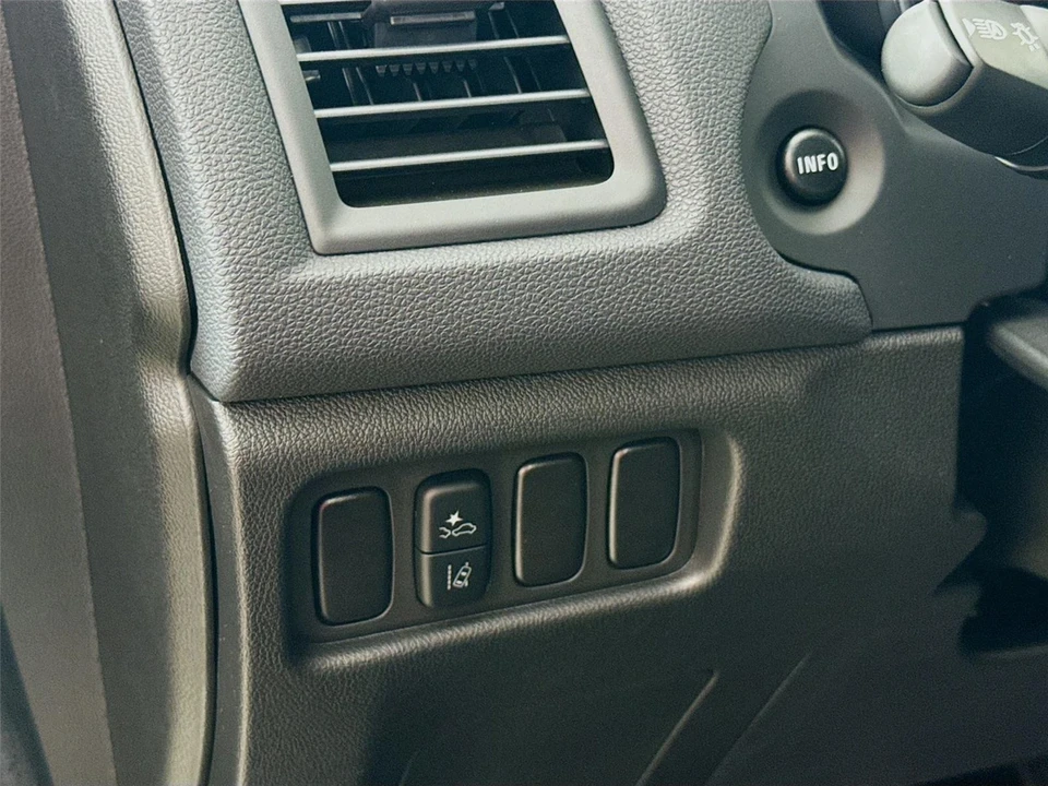 2025 Mitsubishi Outlander - Image 10 of 21
