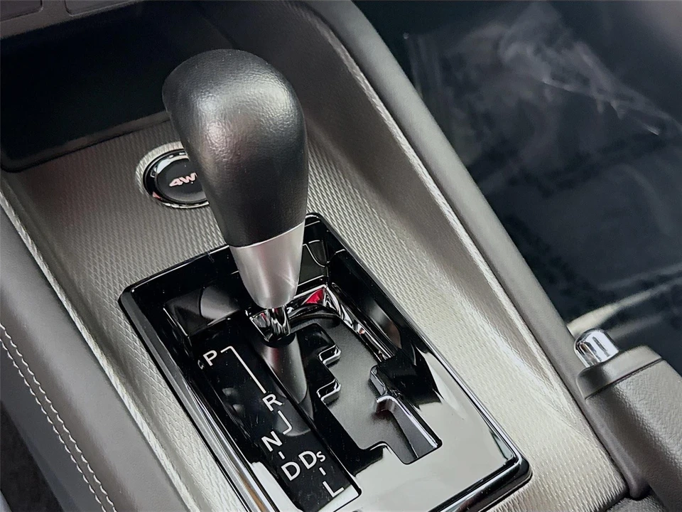 2025 Mitsubishi Outlander - Image 16 of 21