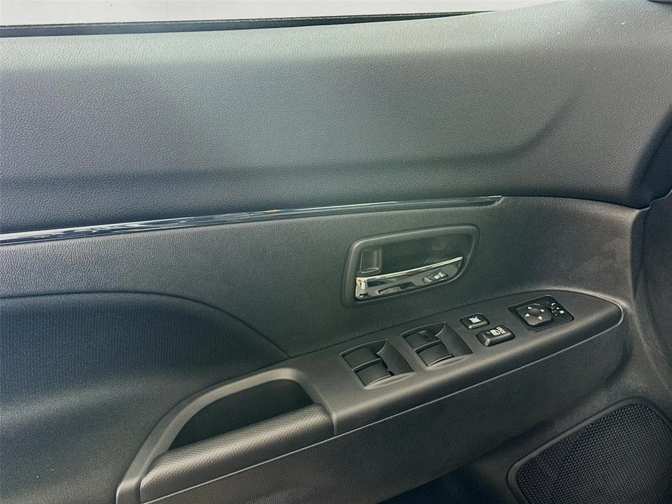 2025 Mitsubishi Outlander - Image 17 of 21