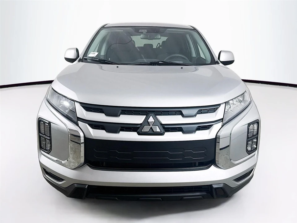 2025 Mitsubishi Outlander - Image 2 of 14
