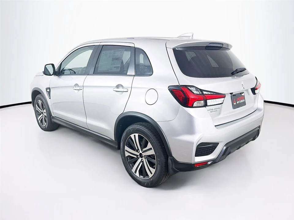 2025 Mitsubishi Outlander - Image 5 of 14