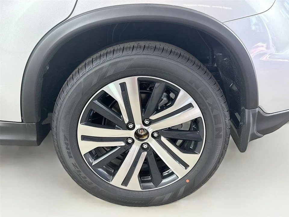 2025 Mitsubishi Outlander - Image 13 of 14