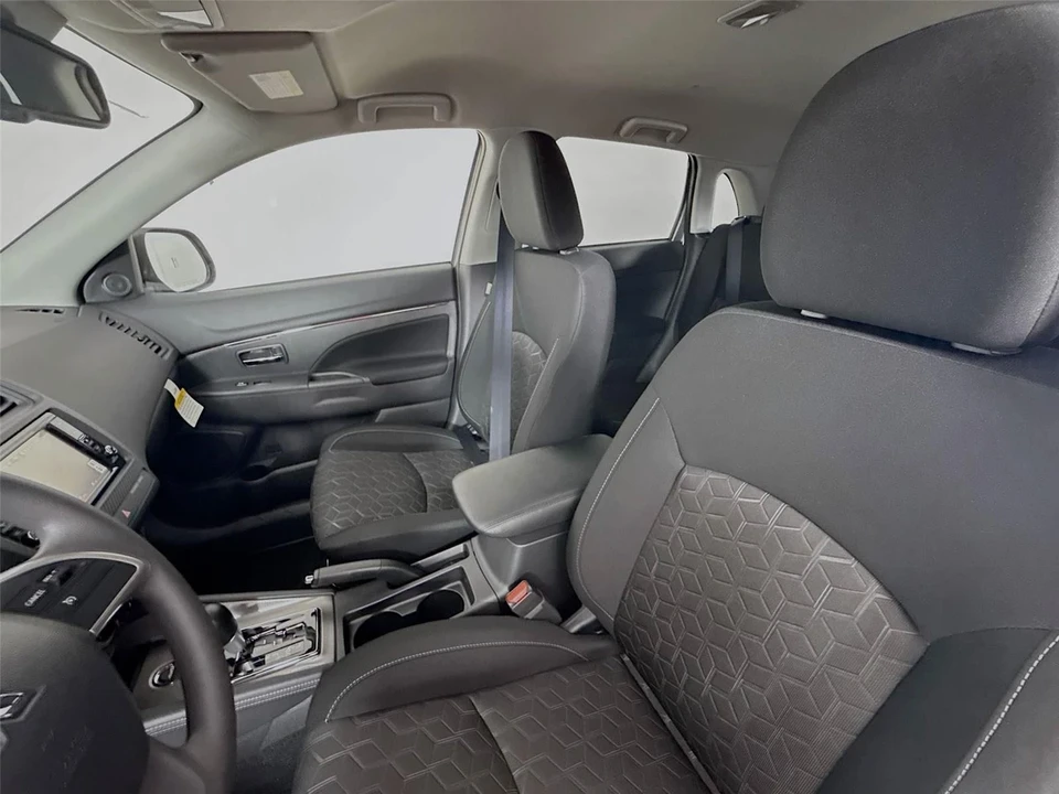 2025 Mitsubishi Outlander - Image 12 of 14