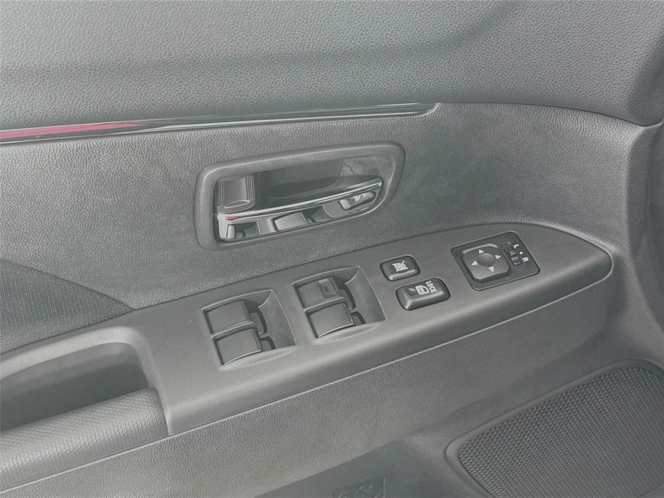 2025 Mitsubishi Outlander - Image 10 of 14