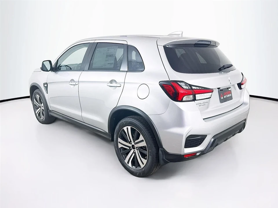 2025 Mitsubishi Outlander - Image 5 of 14