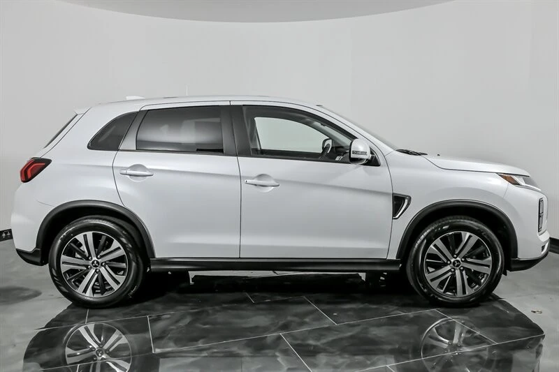 2025 Mitsubishi Outlander - Image 9 of 22