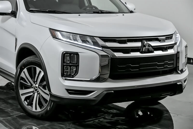 2025 Mitsubishi Outlander - Image 2 of 22
