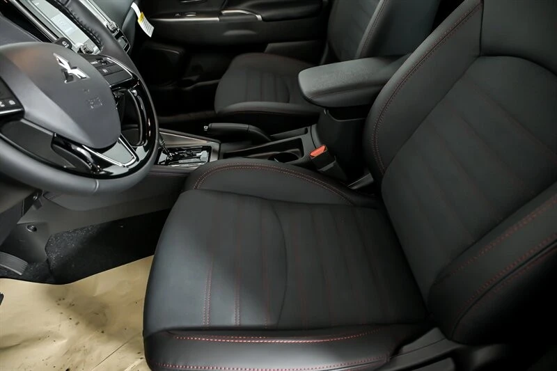 2025 Mitsubishi Outlander - Image 12 of 22