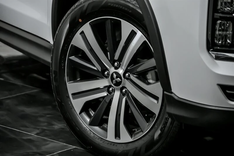 2025 Mitsubishi Outlander - Image 3 of 22
