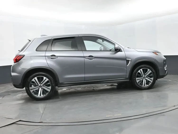 2025 Mitsubishi Outlander - Image 4 of 12