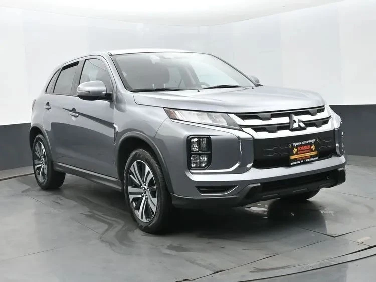2025 Mitsubishi Outlander - Image 2 of 12