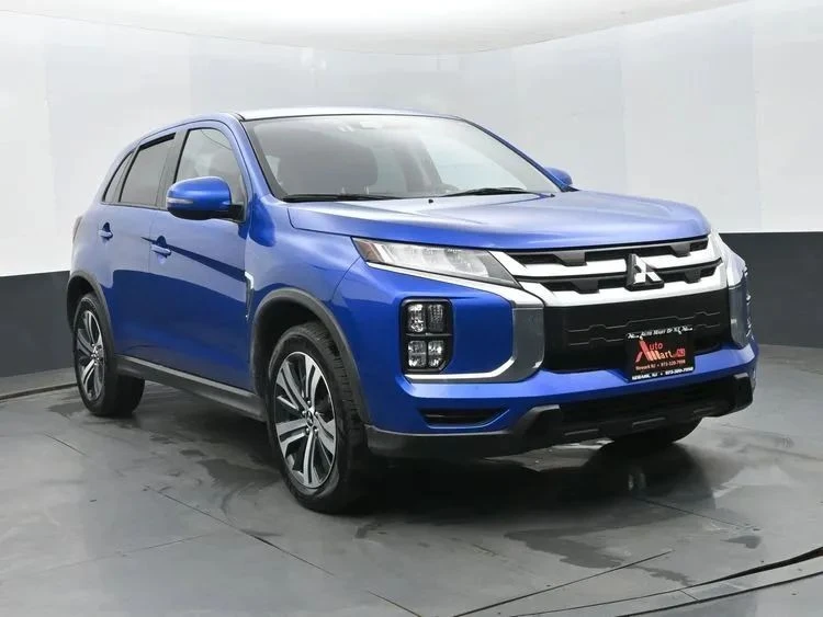 2025 Mitsubishi Outlander - Image 2 of 12