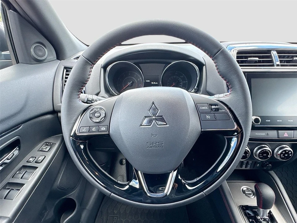 2025 Mitsubishi Outlander - Image 10 of 21