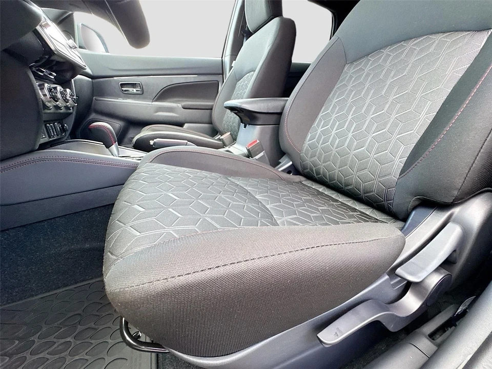 2025 Mitsubishi Outlander - Image 18 of 21