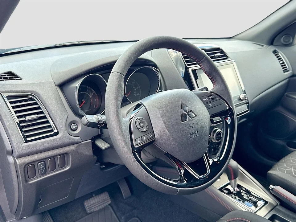 2025 Mitsubishi Outlander - Image 9 of 21