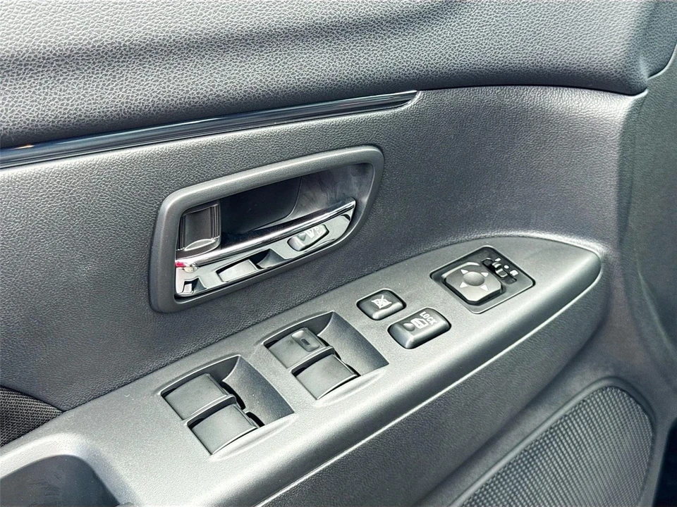 2025 Mitsubishi Outlander - Image 16 of 21