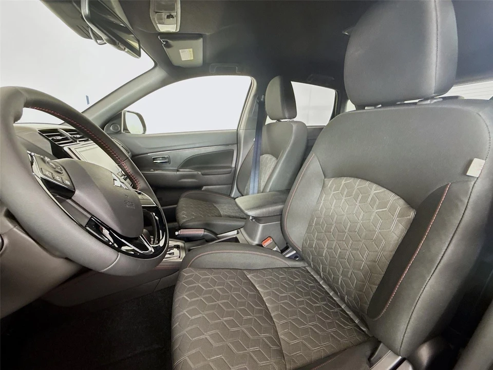 2025 Mitsubishi Outlander - Image 18 of 21