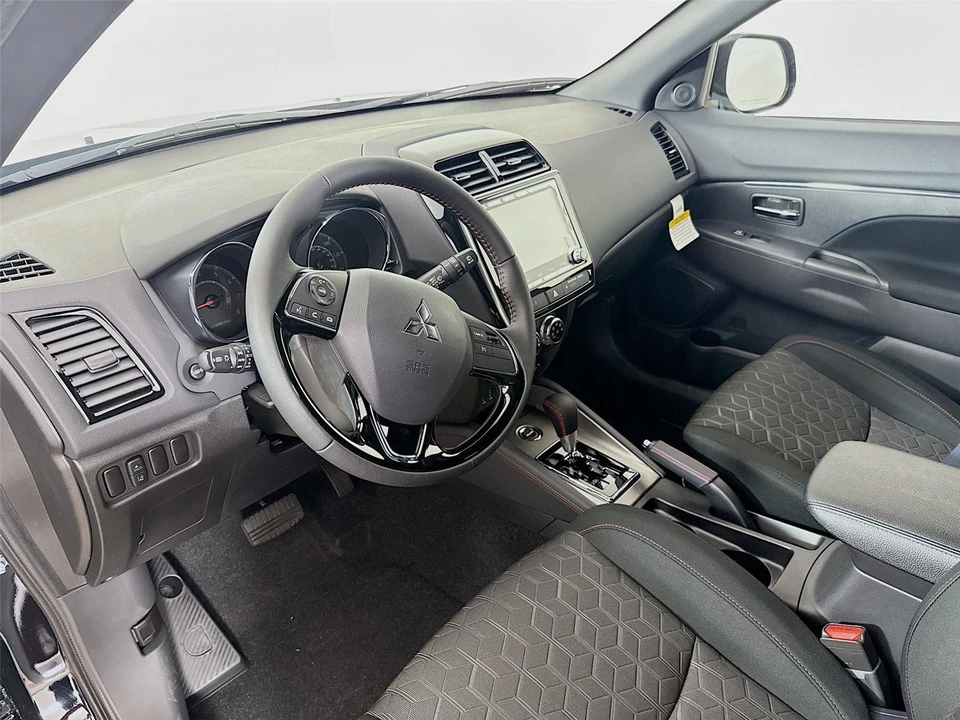 2025 Mitsubishi Outlander - Image 4 of 21