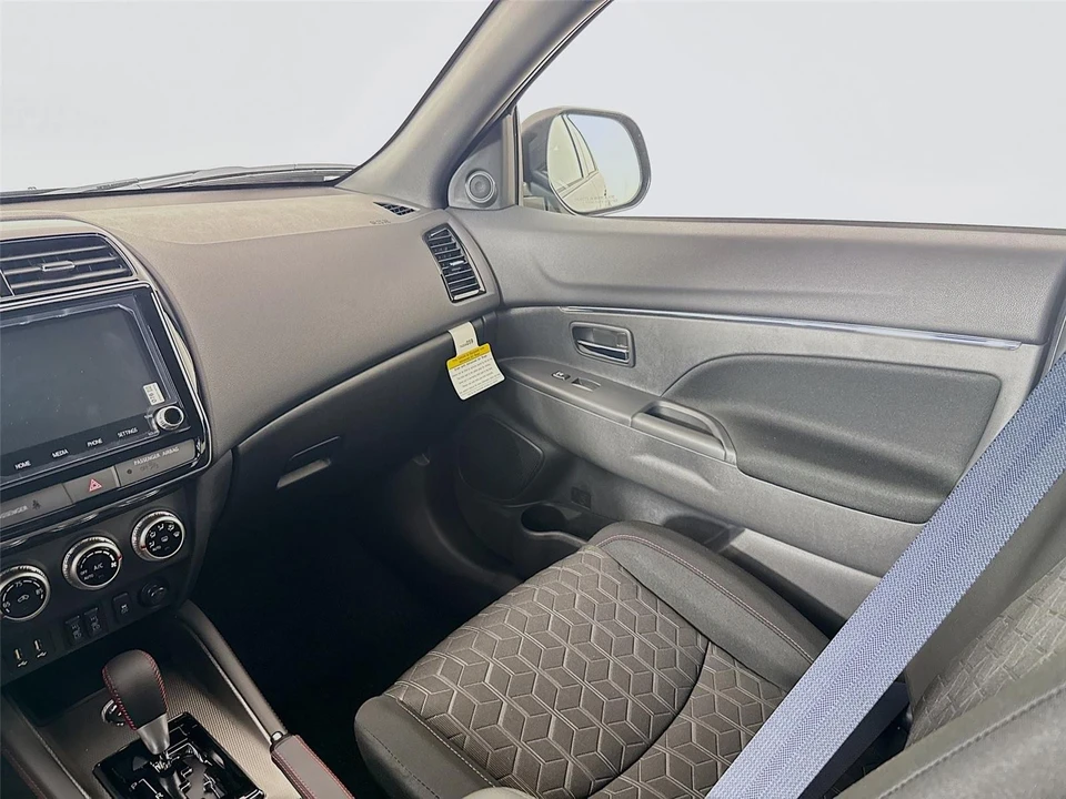 2025 Mitsubishi Outlander - Image 20 of 21