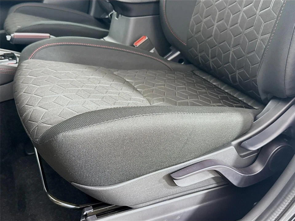2025 Mitsubishi Outlander - Image 16 of 21