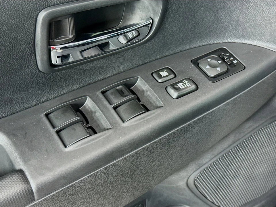 2025 Mitsubishi Outlander - Image 15 of 21
