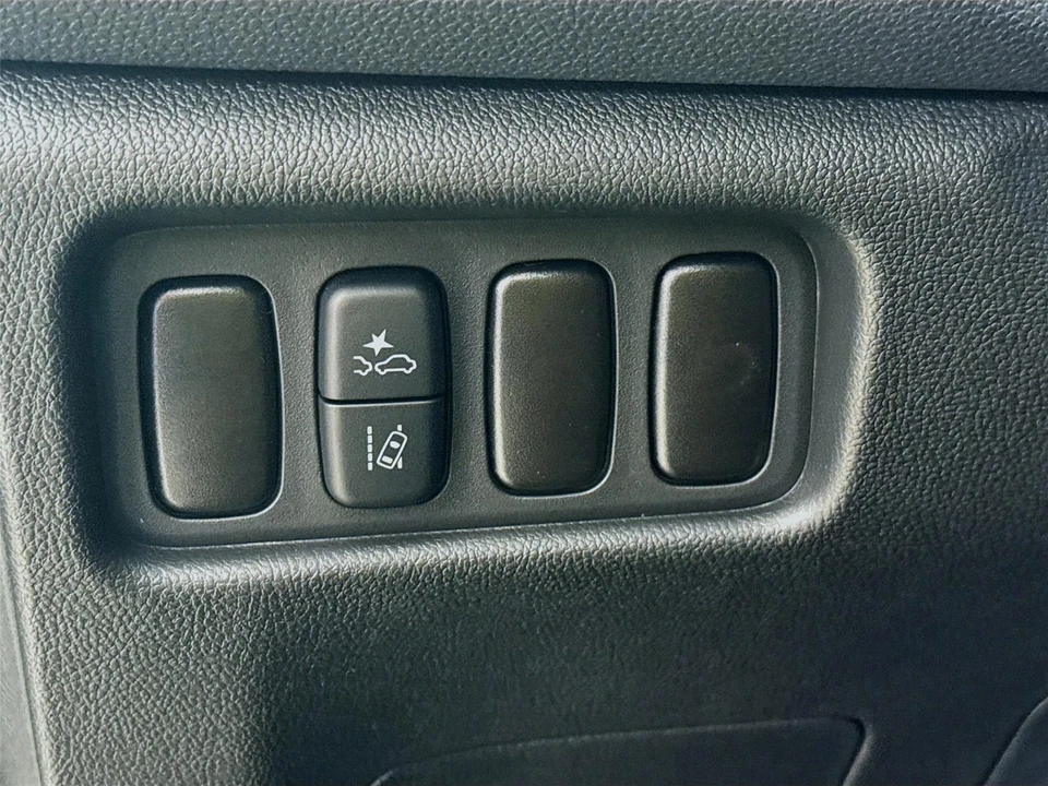 2025 Mitsubishi Outlander - Image 2 of 21