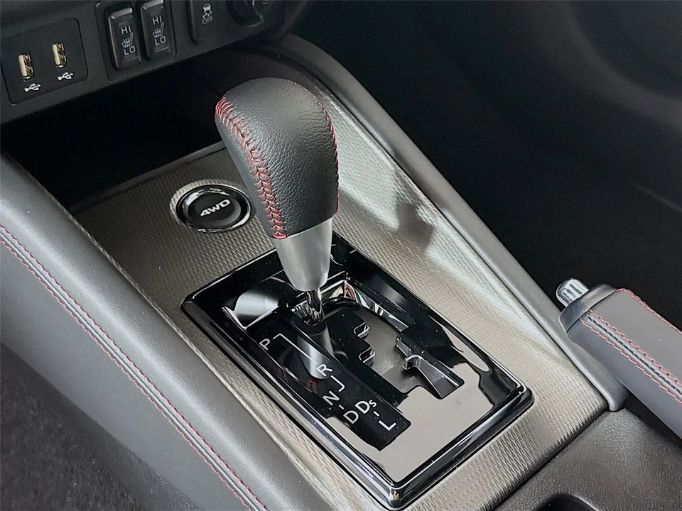 2025 Mitsubishi Outlander - Image 14 of 21