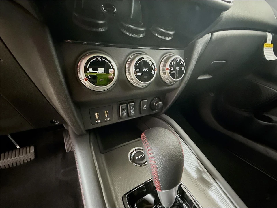 2025 Mitsubishi Outlander - Image 13 of 21