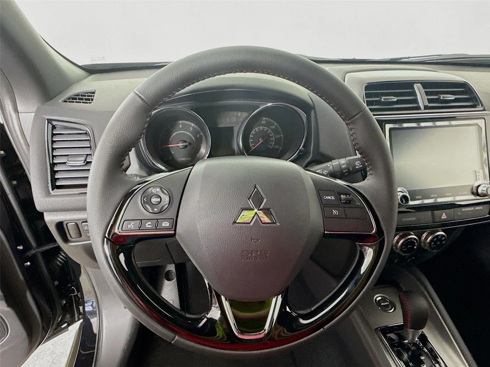 2025 Mitsubishi Outlander - Image 3 of 21