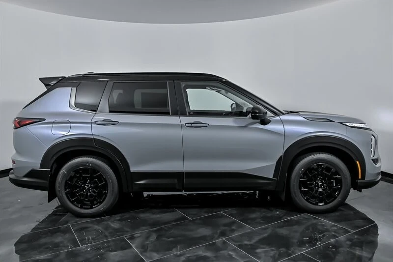 2025 Mitsubishi Outlander - Image 9 of 21