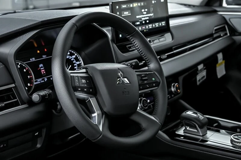2025 Mitsubishi Outlander - Image 17 of 21