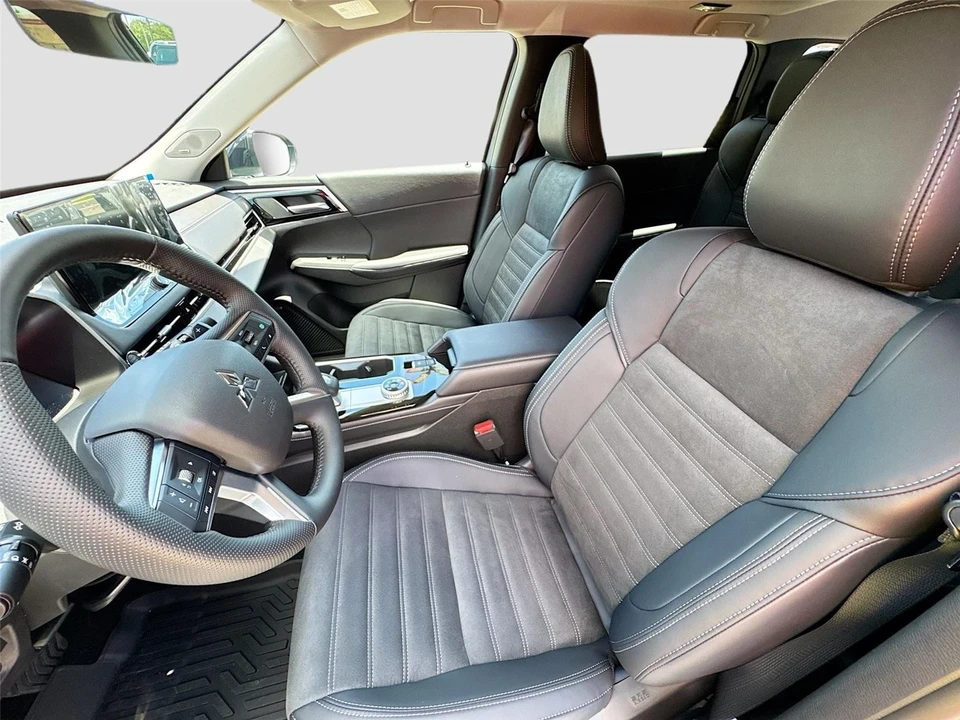 2025 Mitsubishi Outlander - Image 20 of 21